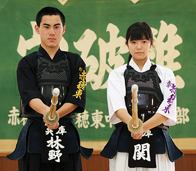 全国スポーツ少年団剣道交流大会での健闘を誓う林野竜大君と関理咲子さん