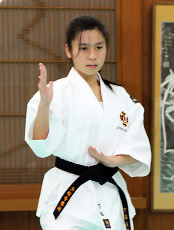 全国高校選抜大会の女子自由単独演武で予選突破を目指す下脇美都さん