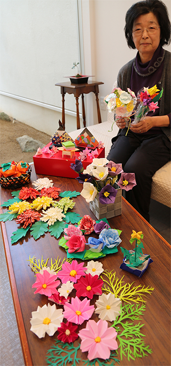 多彩な折り紙作品と作者の網本千賀子さん