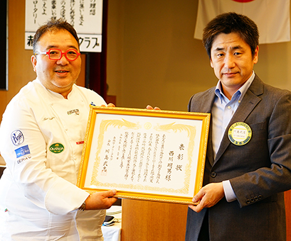 川島武志会長(右)から職業奉仕賞を贈られた西川明男さん＝同クラブ提供