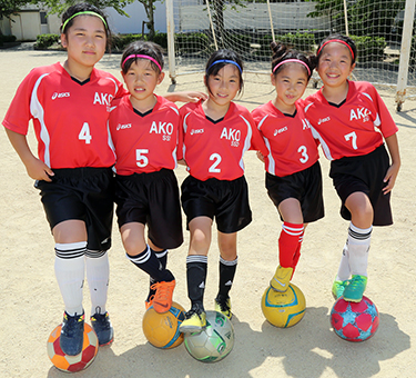 「一緒にサッカー楽しもう」と入団を呼び掛ける赤穂サッカー少年団ＳＳＤの女子団員