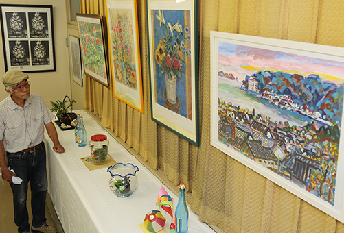 坂越の風景画を中心に鳥井廣夫さんの作品が並ぶ個展会場