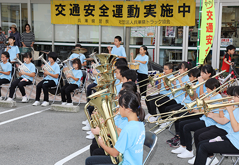 尾崎小金管バンドクラブが応援演奏した交通安全キャンペーン