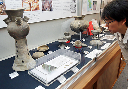 秦氏の実像に迫ろうと有年考古館で開催中の特別展