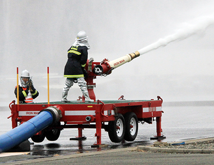大容量泡放射システムを使って行われた消防訓練