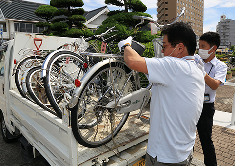 市職員によって撤去された不法駐輪の自転車