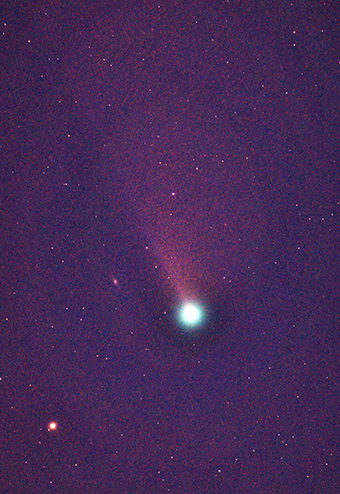 前田邦稔さんが撮影したネオワイズ彗星＝赤穂民報が明るさを加工