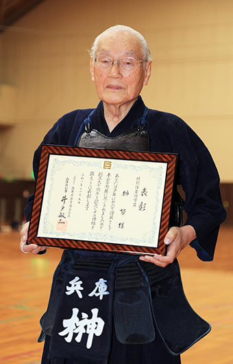 兵庫県体育協会から特別体育功労賞の表彰を受けた榊努さん