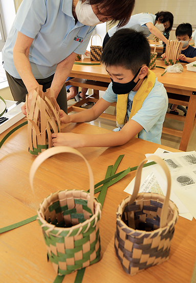 縄文人も使った技法でかごを編んだ体験教室