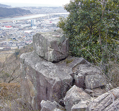 興福寺の裏山にある「坐禅岩」。この岩の上で盤珪が坐禅を組んだと伝えられている＝赤穂市教育委員会文化財課提供