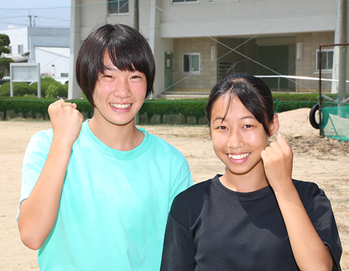 第50回全日本中学校陸上競技選手権大会に出場する藤田莉沙さん(左)と山本彩永さん