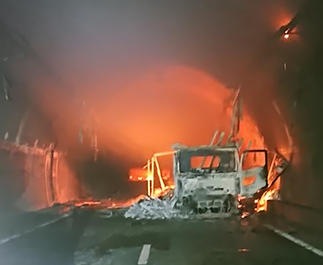 山陽道尼子山トンネルで炎上する車両＝兵庫県警提供