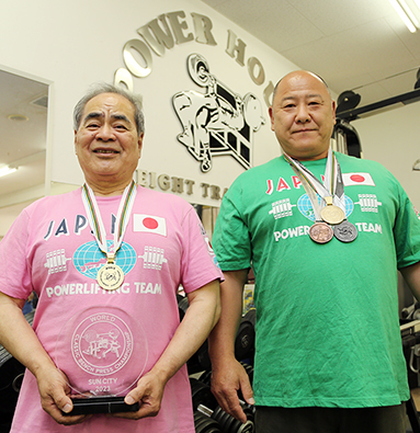 ベンチプレスの世界選手権で年代別優勝を飾った信原英之さん(左)と秋山克己さん