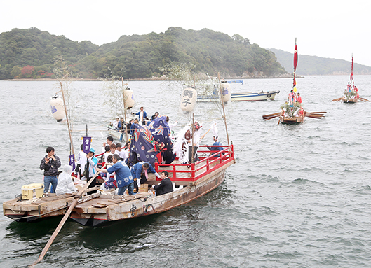 御旅所がある生島へ向かって巡航する船団。４年ぶりに獅子舞も繰り出した