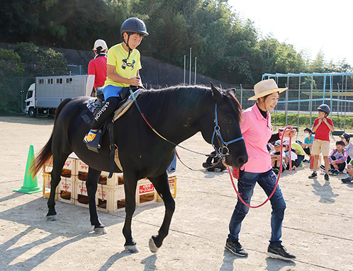 子どもたちが乗馬などを楽しんだホースセラピー体験