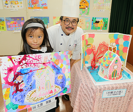 審査員特別賞の北原実織さんと、受賞作を基に上谷昌吾さんが製作した「湖に浮かぶお菓子の家」