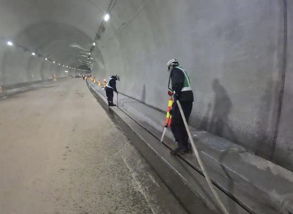 トンネル内水路清掃状況＝１２月１１日、西日本高速道路提供