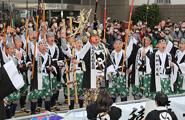 中村雅俊さん率いる四十七士が高らかに勝ちどきを挙げた赤穂義士祭