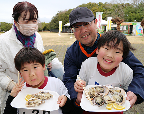 参加者全員に参加賞の焼き牡蠣が提供された「赤穂かきリレーマラソン」