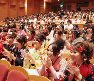 晴れ着の女性も目立った成人祝賀式