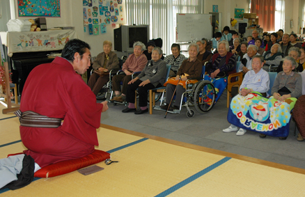 落語で観客を笑わせた三遊亭楽松さん