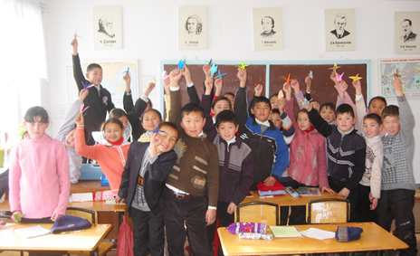 伊藤さんが持参した折り紙を体験した子どもたち