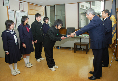 100番ポスターの表彰式