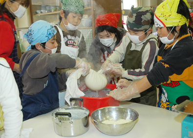原小で行われた豆腐作り体験