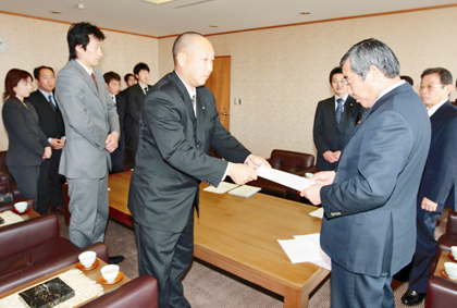 要望書を提出する赤穂JCの矢野理事長