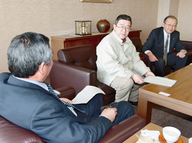 請願書を田端議長に手渡す赤穂民主商工会の越智会長