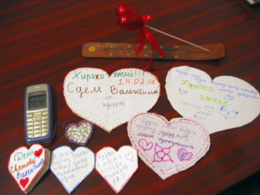 生徒たちからもらったカードやハート型の手作りストラップ