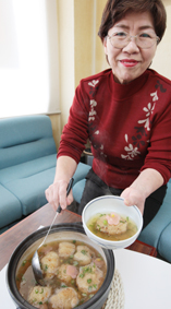 とってもおいしい「カキのみぞれ鍋」と秋岡さん