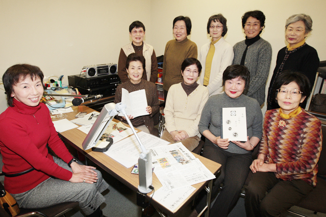 「赤穂この町を歩けば」第3巻を作成した「来夢」のみなさん=総合福祉会館録音室で