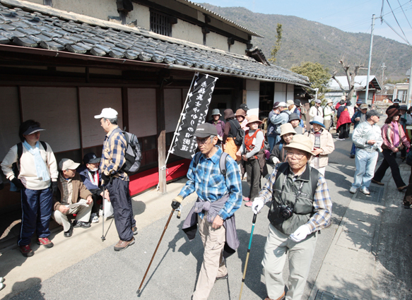 うららかな日和の中開かれた「旧街道ウォーク」