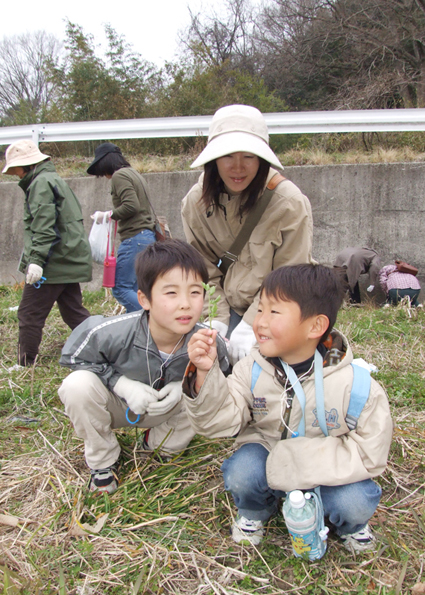 親子で春植物を探した里山発見講座