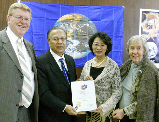 主催者や国連大使らから祝福される塩飽隆子さん