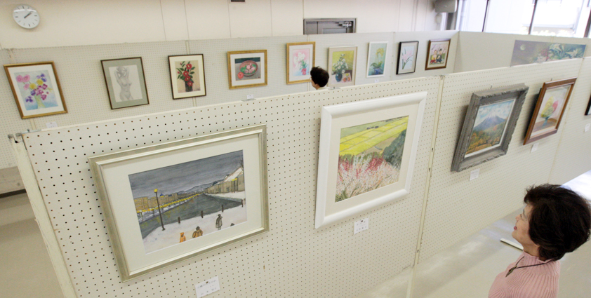 市民会館で開催中の「キャンバスの会」作品展