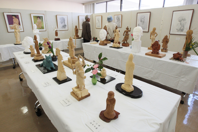 力作が並ぶ彫塑デッサンクラブの作品展