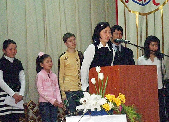 日本語弁論大会でスピーチするグルジャンさん