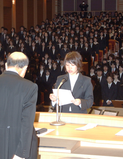 新入生を代表して宣誓を述べる川島加容子さん