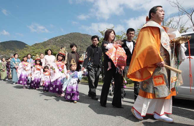 導師に続き練り歩いた稚児行列