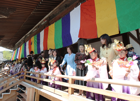 本堂で行われた法要にも参列