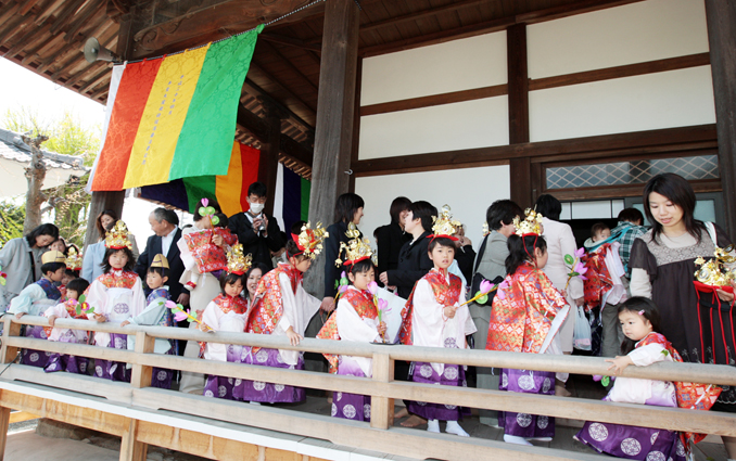 本堂で行われた法要にも参列