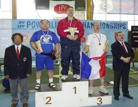 第2位の表彰を受ける南選手=左から2人目