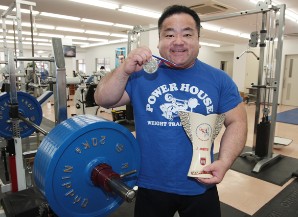 銀メダルを手に笑顔。「世界選手権でも表彰台を」