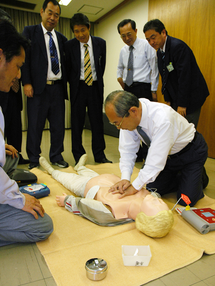 豆田市長も受講したAED救急講習
