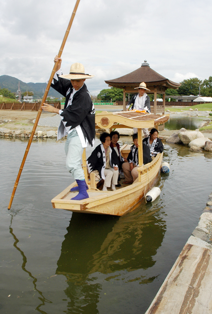 ゆったり気分で庭園を巡る屋形舟遊覧