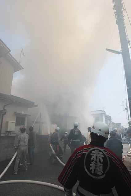 白煙を上げる本水尾町の民家火災=29日午後1時45分