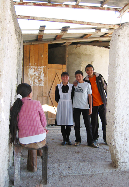 バス停で恋愛トーク中の生徒たち