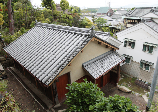 屋根瓦を全面葺き替えるなど改修した田淵庭園の納屋。駕籠は元の納屋から見つかった